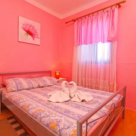 Alma 879 Apartman